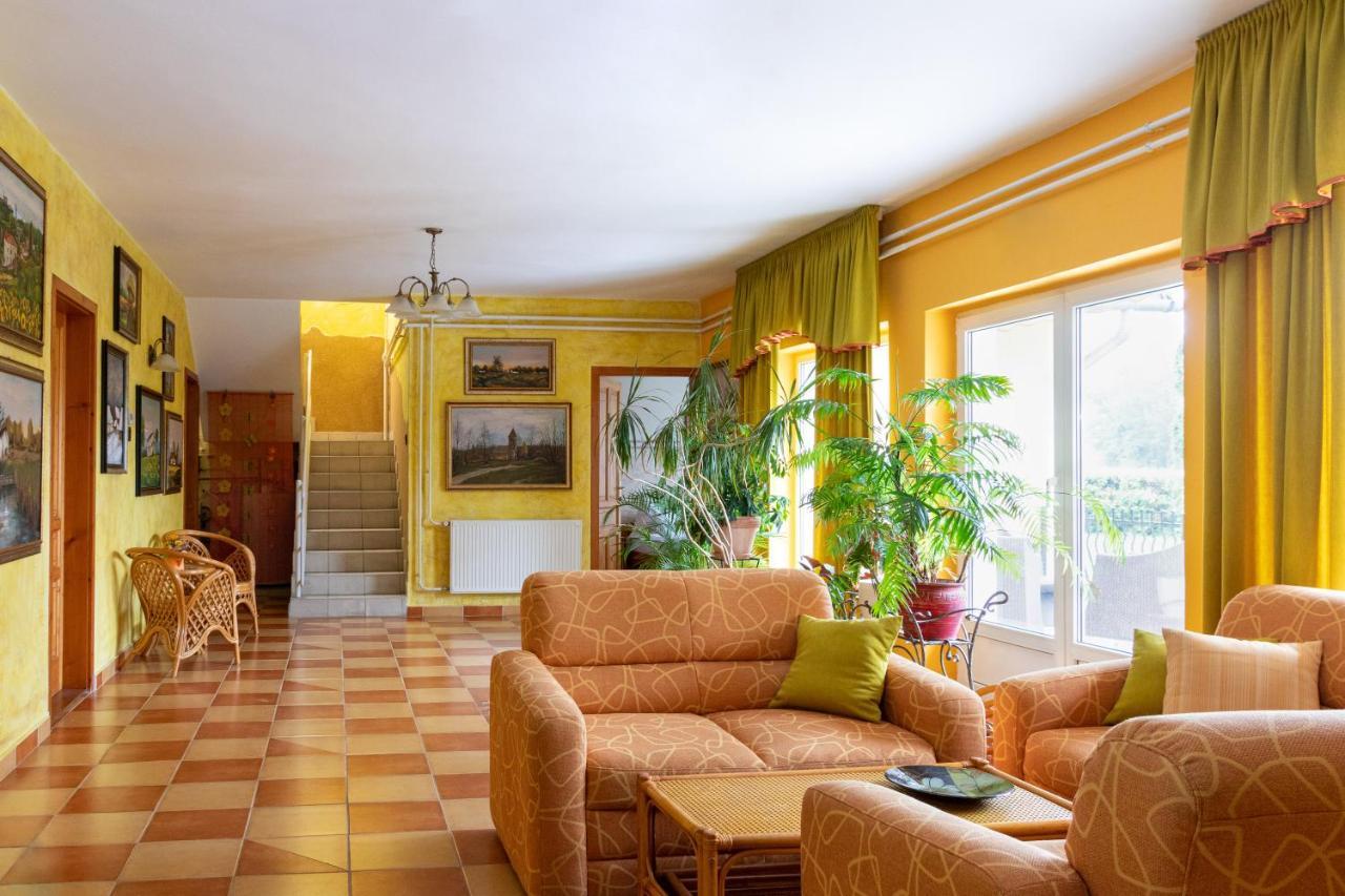 Hotel Zeta Ленті Екстер'єр фото